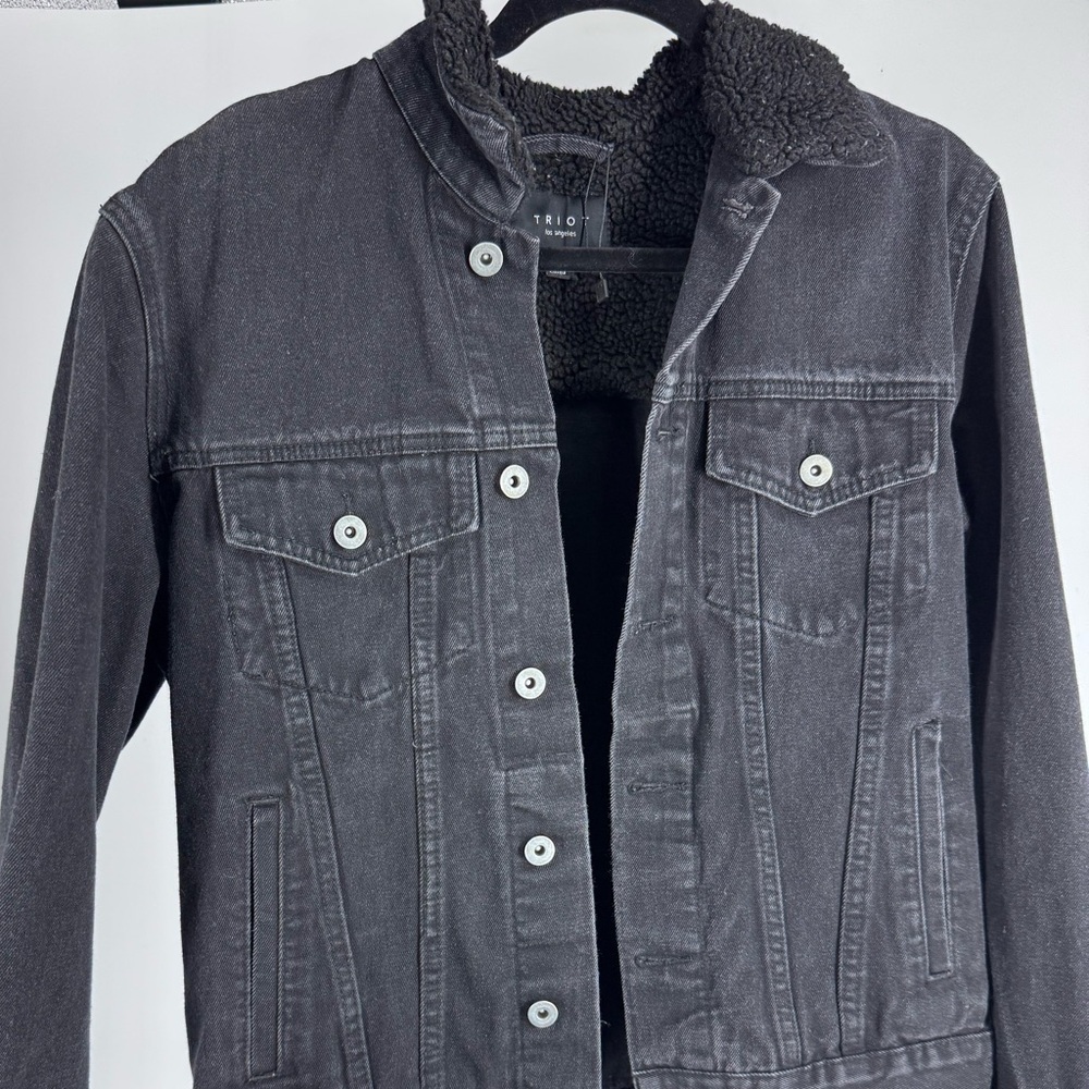 Triot Sherpa lined collar black denim jean jacket. Small